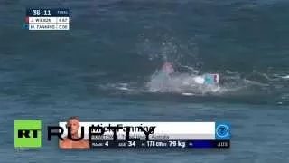 Серфингист подрался с напавшей на него акулой