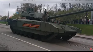 Танк Т-14 "Армата" возвращается после парада