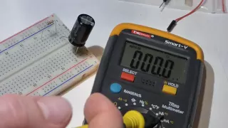 Electronics multimeter measuring the current of a discharging capacitor