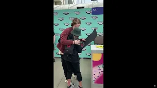 A female juicer gives xQc a skateboard (wholesome)