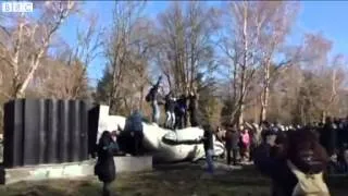 Ukraine crisis  Lenin statues toppled in protest