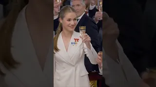 La princesa #Leonor brinda en el almuerzo celebrado en el Palacio Real tras jurar la Constitución 🥂