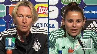 Martina Voss Tecklenburg und Lena Oberdorf schauen sich das Spiel Deutschland gegen Frankreich an