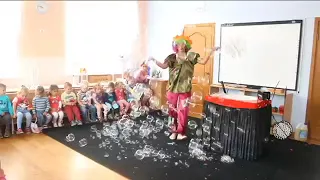 Детский аниматор шоу мыльных пузырей