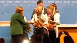 Angela Merkel nascht Erdbeere von Erdbeerkönigin (CDU Wahlkampf 2013, Hamburg) Fischauktionshalle