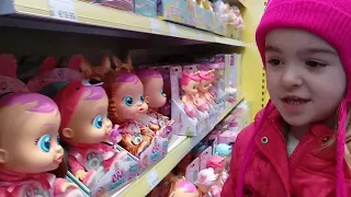 Vanessa Shopping time got for herself Toys Masha and The Bear