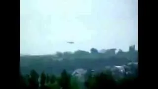 Вертолет в Славянске стреляет ракетами.