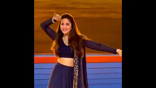 humko aajkal hai intezaar dance with Madhuri Dixit