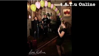 t.A.T.u — Julia Volkova lleva serenata a Lena Katina