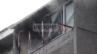 Report TV - Elbasan, zjarr në banesë, dyshohet shpërthim i bombolës së gazit