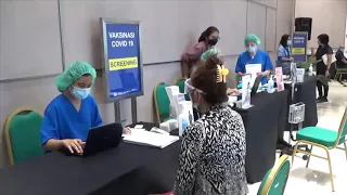 Vaksinasi Covid 19 bagi Lansia - Siloam Hospitals TB Simatupang.Kamis, 04 Maret 2021. TV One