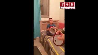 un petit enfant qui joue très bien darbouka