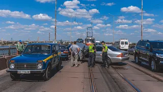 В Днепре на Старом мосту Mercedes столкнулся с Mazda и остановился на трамвайных путях