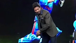 SRK bowls over NDTV with imitation of Sachin Tendulkar