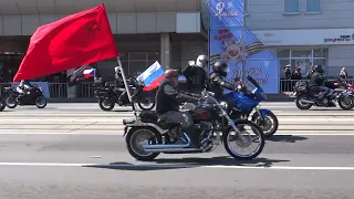 Парад мотоциклов во главе с "Хирургом" (Александром Залдостановым) в Калининграде