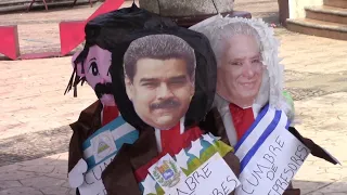 Migrantes queman piñatas de presidentes en protesta contra la cumbre migratoria en México