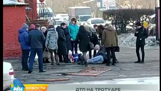 Автомобиль после ДТП выбросило на тротуар, где были пешеходы