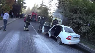 Пожарные на мотоциклах потушили авто