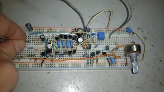 Rezonanță controlată de tensiune pentru o scară minimă a tranzistorului VCF (stil Moog)