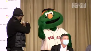 David Ortiz, Red Sox join Stop & Shop to donate meals to students