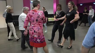 A budapesti francia táncházak hangulata
