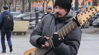 Талантливый уличный музыкант на Сенной площади в Петербурге