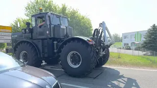 K700 Traktor auf der Straße mit Begleitfahrzeug