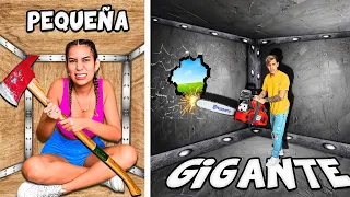 ATRAPADOS EN CAJA PEQUEÑA VS GIGANTE!