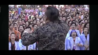 Koor Raksasa Parompuan HKBP Distrik XXVIII Deboskab Menyanyikan Lagu Ina Ni HKBP Na Songon Si Maria