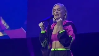 Anne-Marie Dont Leave Me Alone Concert