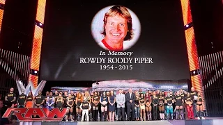 Die gesamte WWE gedenkt WWE Hall of Famer "Rowdy" Roddy Piper: Raw – 3. August 2015