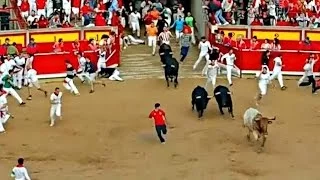 Люди пробежали с быками в Памплоне (новости)