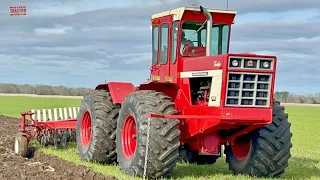 INTERNATIONAL 4366 Tractor Plowing