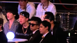 20141203 MAMA Bobby & SeungYoon at artist area while EXO performance