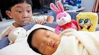 예준이의 아기 동생 돌보기 침대 만들기 Newborn Baby Family Care