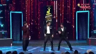 Karan Tacker fan moment with Shah Rukh Khan at Radio Mirchi Awards - March 2016