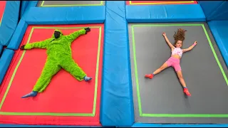 Ruby and Bonnie play safely at the Trampoline Park and follow the rules