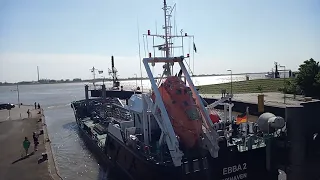Tanker "EBBA2" fährt durch die Schleuse Neuer Hafen Bremerhaven auf die Weser
