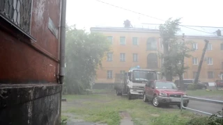 ШТОРМ В МОСКВЕ 29.05.17 г. ВЫРЫВАЕТ ДЕРЕВЬЯ С КОРНЯМИ !!!!