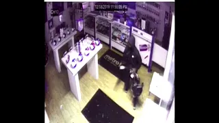 VIDEO: Man uses rock to break into Waterford T-Mobile store