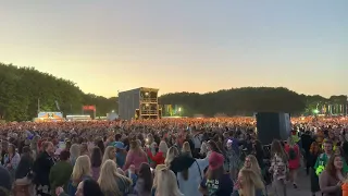 25,000 people singing Dancing Queen by Abba in Belfast