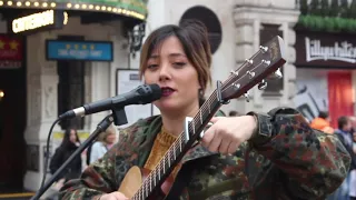 Girl busking in London 2019 (Leire Gotxi)