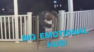Toddler gives surprise hug to pizza delivery man in powerful moment