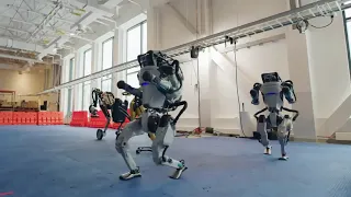 Новогоднее поздравление от роботов Boston Dynamics.Танцы выходят на новый уровень.