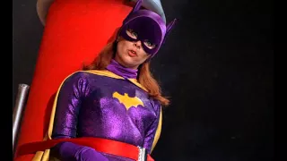 Batichica Yvonne Craig escapa de la trampa del Guason