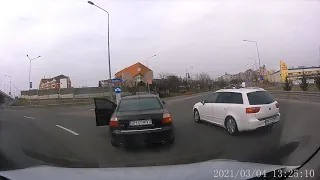 Surpriza unui șofer care taie calea unui alt autoturism în sensul giratoriu