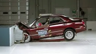 2002 Hyundai XG350 moderate overlap IIHS crash test