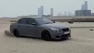 E60 M5 bokiem