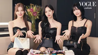 MISAMOのミナ、サナ、モモがバッグの中身を披露。3人のマストアイテムをCHECK！ | In The Bag | VOGUE JAPAN