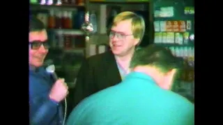 1982, den 2 jan. Köpmän på Prästgatan. Hans Hacksell intervjuar.